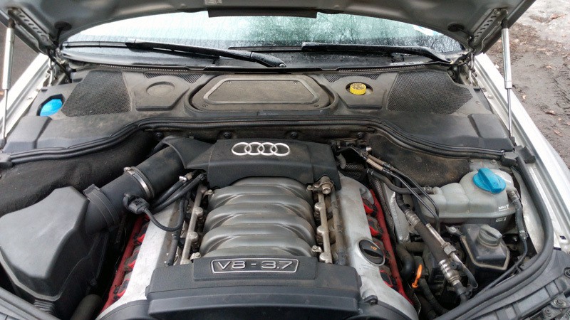 Подкапотное пространство Audi A8 3.7, приехавшей для решения проблем ошибок P0420 и P0430