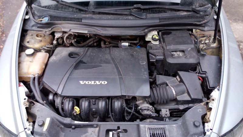 Подкапотное пространство Volvo S40, приехавшей для решения проблем с ошибкой P0420 (низкая эффективность катализатора)