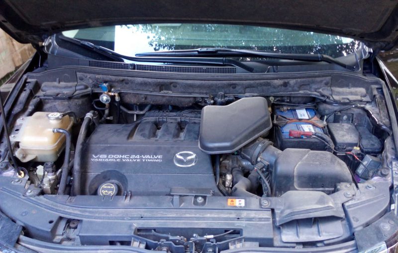 Эмулятор катализатора Mazda CX-9 Подкапотное пространство Mazda CX-9, приехавшей для устранения ошибок P0420 и P0430 (низкая эффективность катализатора)