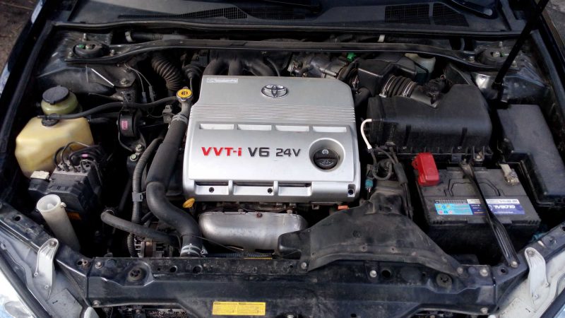 Подкапотное пространство Toyota Camry 3.0, приехавшего для устранения ошибок P0420 и P0430 (низкая эффективность катализатора)